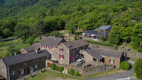 Holiday Home 'La Clède' with Mountain View, Shared Pool and Air Conditioning