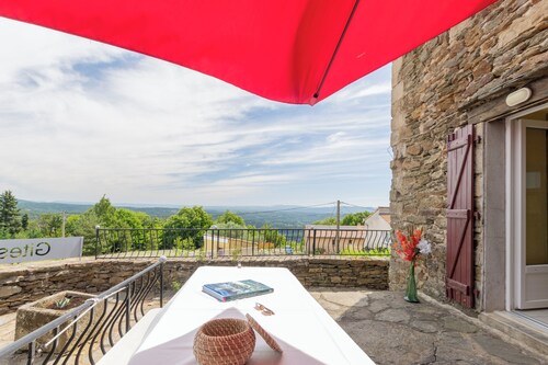 Holiday Home 'Le Rez-de-Chaussée' with Mountain View, Shared Pool and Air Conditioning