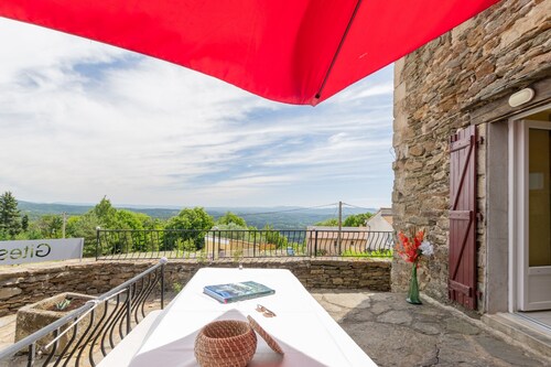 Holiday Home 'Le Rez-de-Chaussée' with Mountain View, Shared Pool and Air Conditioning