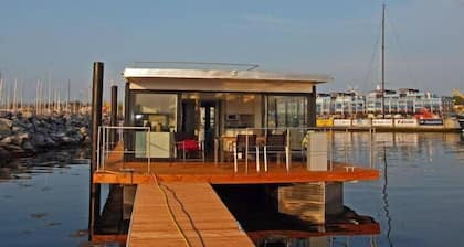 Hausboot in Laboe an der Kieler Förde