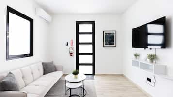 Comfort-Apartment, Stadtblick | Wohnbereich | 40-Zoll-Smart-TV mit Digitalempfang