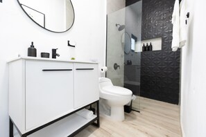 Comfort Apartment, City View | Bathroom | Shower, towels, soap, shampoo