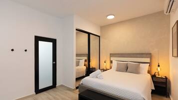 Comfort appartement, uitzicht op de stad | Een bureau, een laptopwerkplek, een strijkplank/strijkijzer, gratis wifi