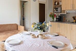 Dining - Apartment 'Kevin- Mas Lachamp' with Mountain View, Shared Pool and Air Conditioning (Gravière)