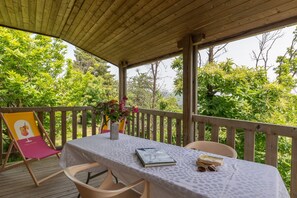 Outdoor dining - Apartment 'Kevin- Mas Lachamp' with Mountain View, Shared Pool and Air Conditioning (Gravière)