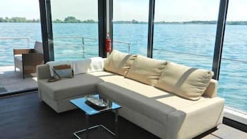 Een smart-tv, een dvd-speler en een stereo