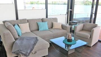 Een smart-tv en een stereo