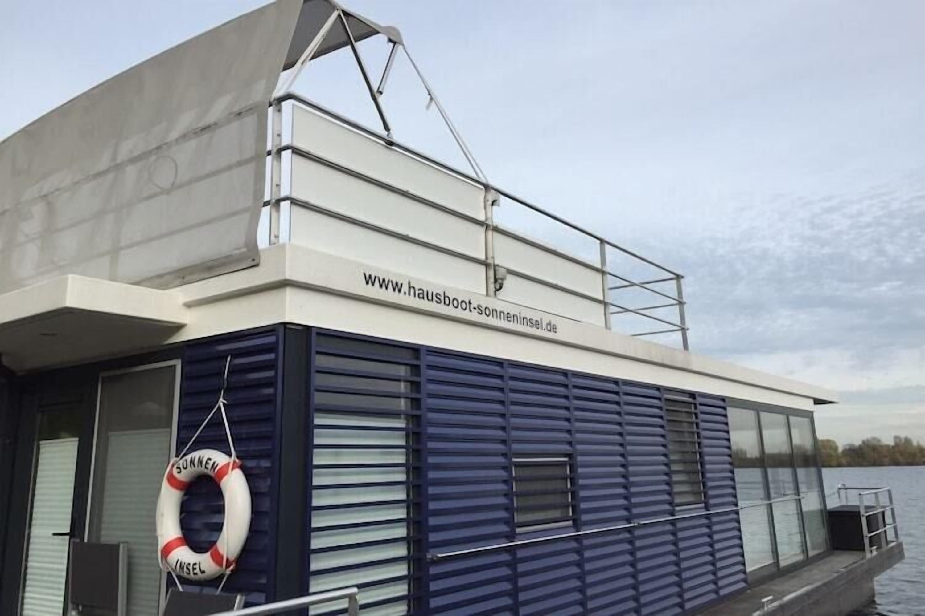 Een moderne boot met een websiteadres en een reddingsboei.