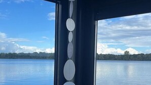 A view through a window with a series of circular decorations on the glass. - Hausboot am Xantener Nordsee (Xanten)