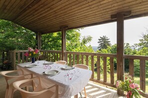 Outdoor dining - Apartment 'Cindy - Mas Lachamp' with Mountain View, Shared Pool and Air Conditioning (Gravière)