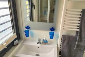 Dusche, Haartrockner, Handtücher