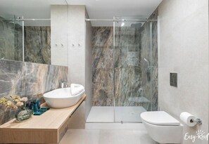 Douche, séchoir à cheveux, serviettes fournies