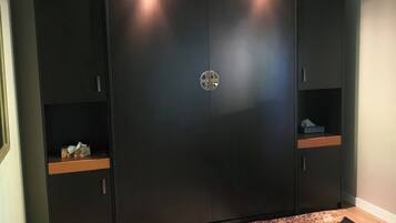 2 bedrooms, desk, iron/ironing board, WiFi