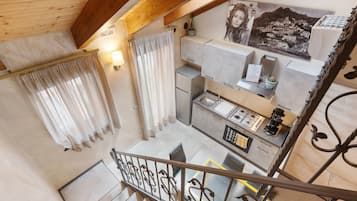 Frigorifero, microonde, forno, piano cottura