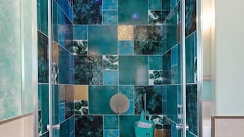 Een douche, een haardroger, handdoeken