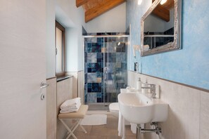 Regadera, secadora de cabello, toallas 