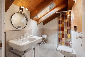 Dusch, hårtork och handdukar