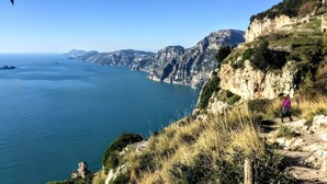 A coastal landscape with a person walking on a cliff. - Room 'La Ciociara' with Balcony, Wi-Fi and Air Conditioning (Agerola)