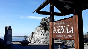 A wooden sign with 'Benvenuti ad AGEROLA' and 'sui sentieri degli Dei' text. - Room 'La Ciociara' with Balcony, Wi-Fi and Air Conditioning (Agerola)