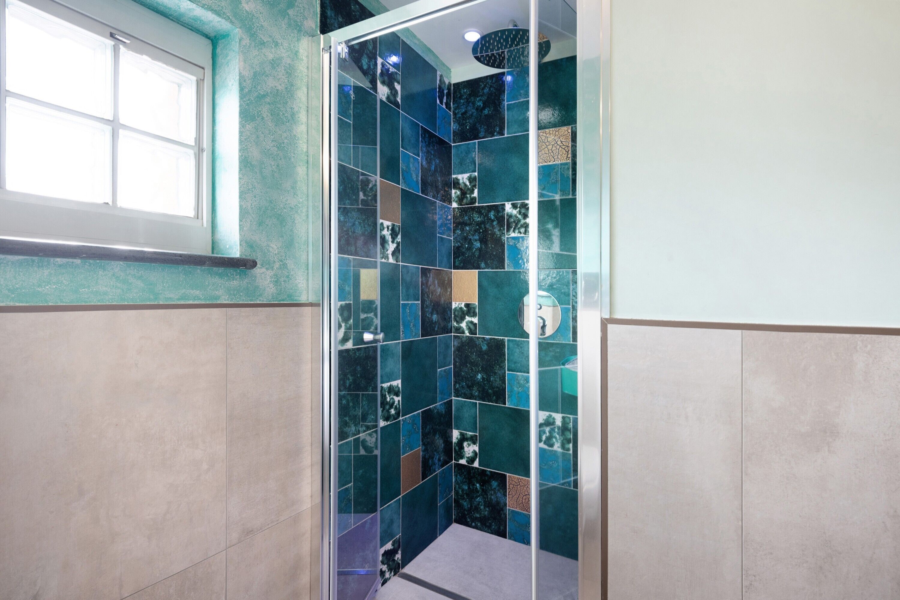Douche, séchoir à cheveux, serviettes fournies