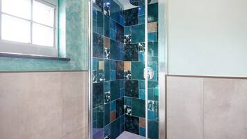 Douche, séchoir à cheveux, serviettes fournies