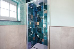 Douche, sèche-cheveux, serviettes fournies