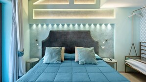 A bedroom with a large bed, bedside tables, a hanging light fixture, and a wardrobe. - Room 'La Ciociara' with Balcony, Wi-Fi and Air Conditioning (Agerola)