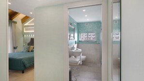A modern bathroom with a shower, toilet, and sink. - Room 'La Ciociara' with Balcony, Wi-Fi and Air Conditioning (Agerola)