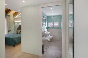 Doccia, asciugacapelli, asciugamani