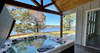 Barefoot Bay Hideaway
A Spacious Lakefront home on Lake Bob Sandlin