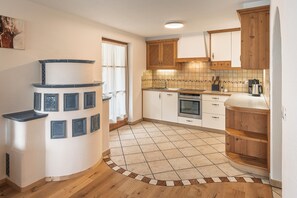 Fridge, oven, stovetop, dishwasher - Apartment 'Désirée - Fanes' with Mountain View, Balcony and Wi-Fi (St. Vigil)