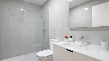 Een douche, handdoeken