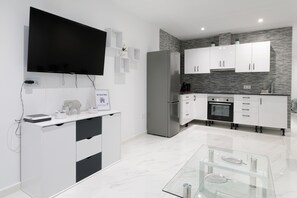 Kjøleskap, mikrobølgeovn, kokeplater og oppvaskmaskin