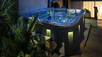 Indoor spa tub