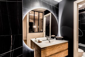 Dusche, Haartrockner, Handtücher