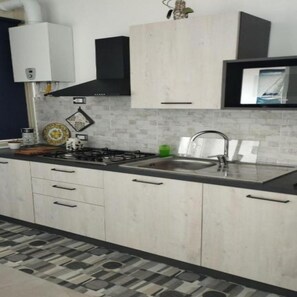 Frigorifero, microonde, forno, piano cottura