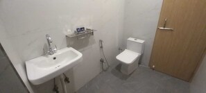 Doppelzimmer, Mehrere Betten, leicht zugängliche Dusche mit Duschsitz, eigenes Bad | Badezimmer | Dusche, Bademäntel, Hausschuhe, Handtücher