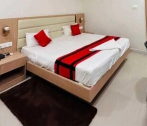 Doppelzimmer, Mehrere Betten, leicht zugängliche Dusche mit Duschsitz, eigenes Bad | Zimmersafe, Schreibtisch, schallisolierte Zimmer, Bügeleisen/Bügelbrett