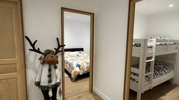 3 slaapkamers, een strijkplank/strijkijzer, gratis wifi, beddengoed