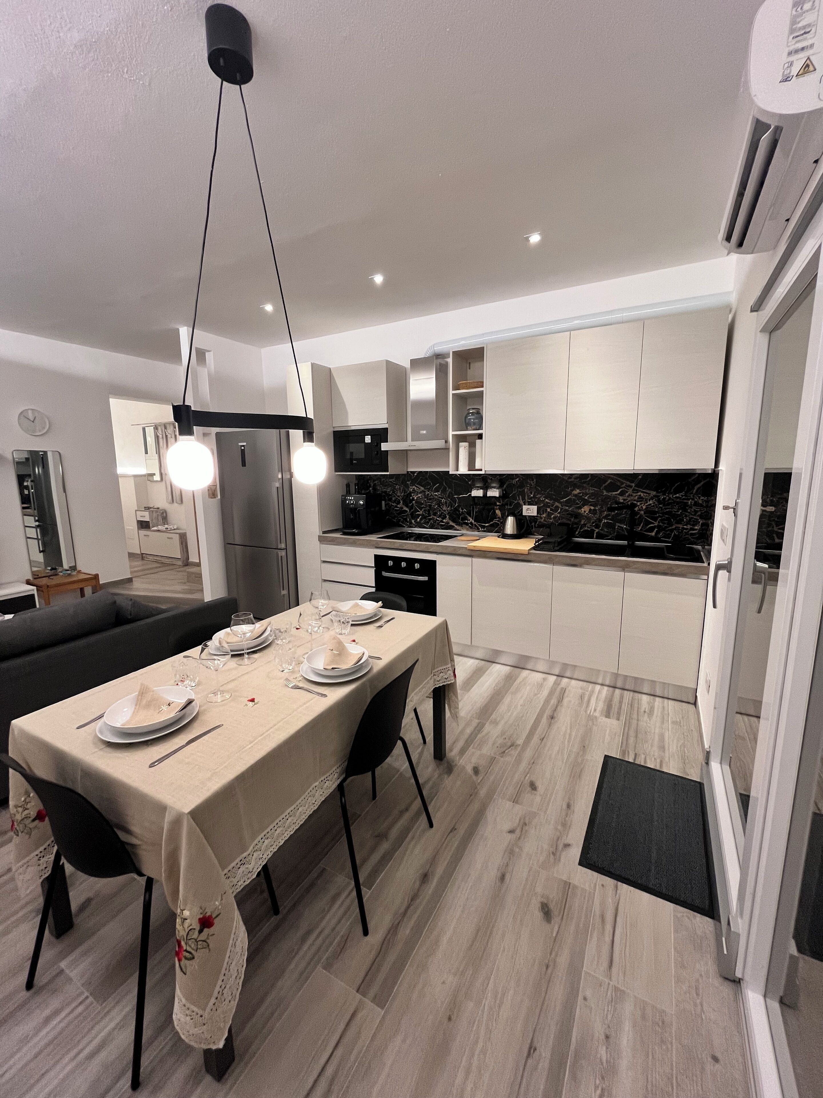 Mikrowelle, Geschirrspüler, Wasserkocher mit Kaffee-/Teezubehör