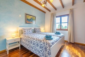 4 slaapkamers, een strijkplank/strijkijzer, gratis wifi, beddengoed