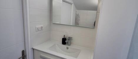 Douche, sèche-cheveux, serviettes fournies, savon