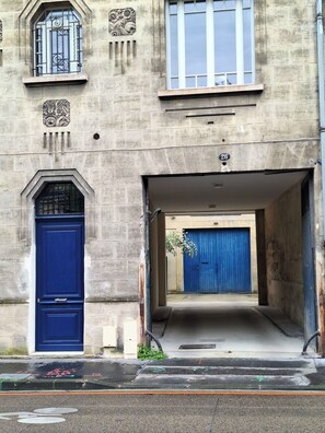 تفاصيل الفندق من الخارج