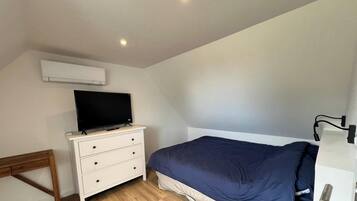 6 bedrooms, iron/ironing board, WiFi, bed sheets