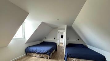 6 bedrooms, iron/ironing board, WiFi, bed sheets