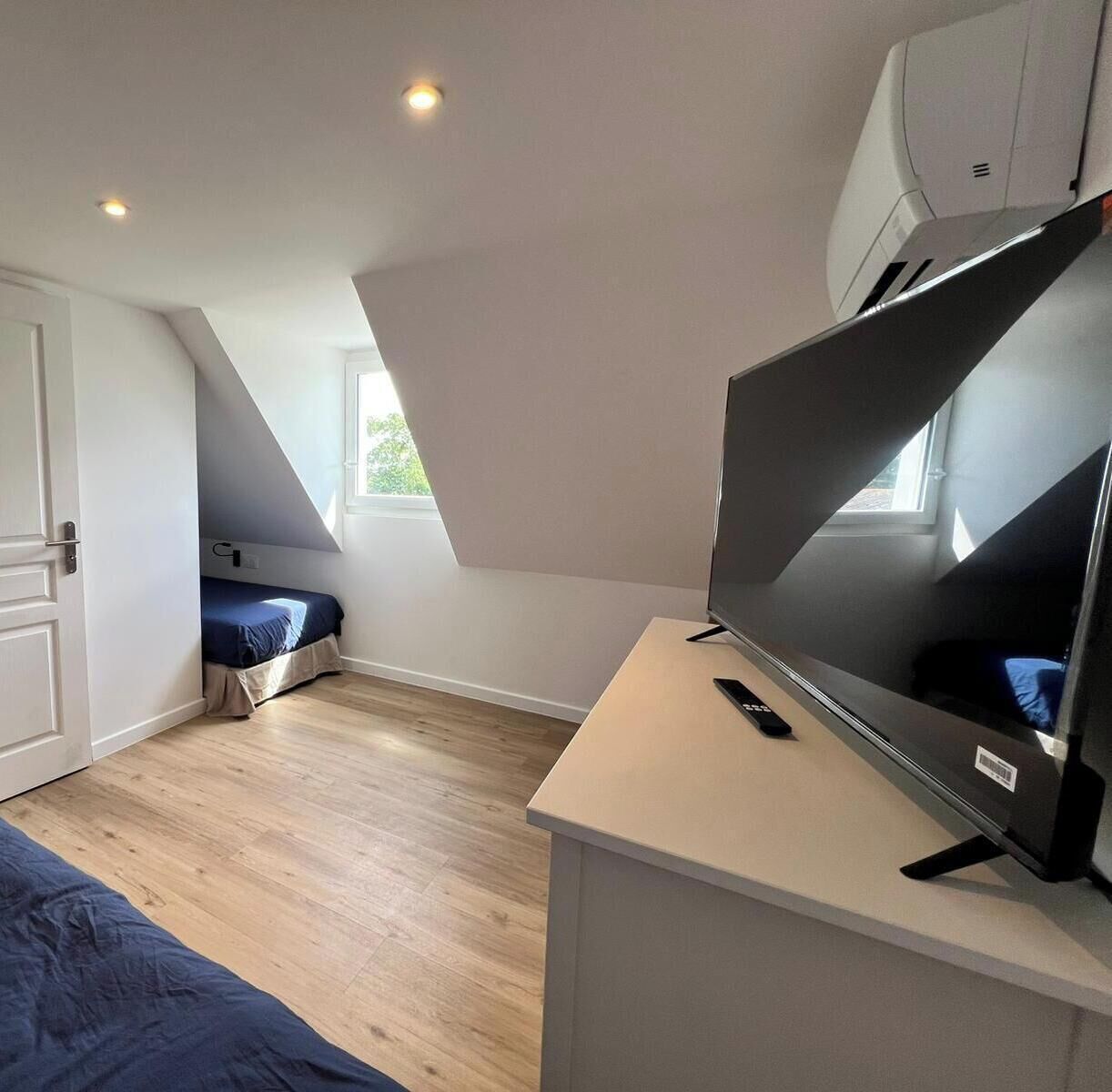 6 bedrooms, iron/ironing board, WiFi, bed sheets