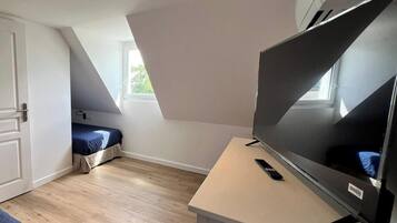 6 bedrooms, iron/ironing board, WiFi, bed sheets