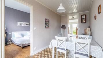 2 bedrooms, iron/ironing board