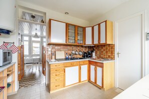 Fridge, microwave, oven, dishwasher - Holiday Home '51 - Entre Plage Et Vieux Port' with Private Terrace and Private Garden (Pornic)