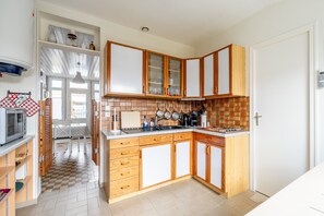 Een koelkast, een magnetron, een oven, een vaatwasser